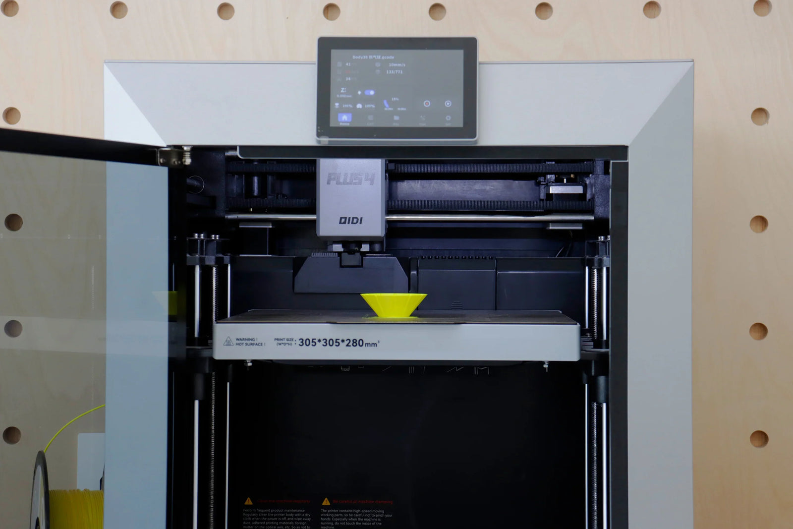 3D printer with a fully metallic hotend, suitable for printing advanced filaments such as ABS, ASA and polycarbonate.